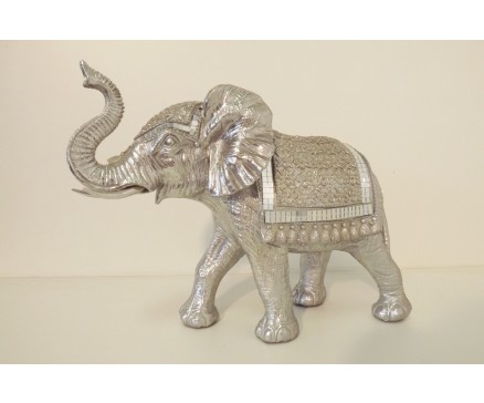 P1035697 Poly. Olifant zilver met dekkleden. LxH : 36x26 cm.