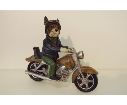 P1035775 Poly Cats & Dogs. Hond op Harley Davidson met helm LxH : 28x25 cm.