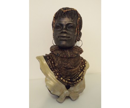 P1035172 Poly. Africa. Buste Africaanse man behangen met sieraden. LxH : 27x35 cm.