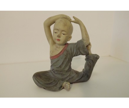 P1035372 Poly. Yoga. Gekleurde kindmonnik met magnesium afwerking in yoga-positie. LxH : 20x20 cm.