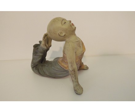 P1035373 Poly. Yoga. Gekleurde kindmonnik Yoga "downward dog" magnesium afwerking. LxH : 17x17 cm.