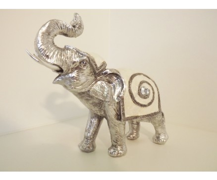 P1035694 Poly. Olifant met parelmoeren dekkleed. L x H : 28 x 26 cm.