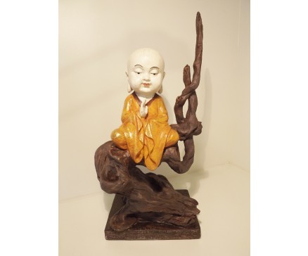 P1035239 Poly. Monnik met gekleurde jas mediterend in boom. Hoogte 35 cm.