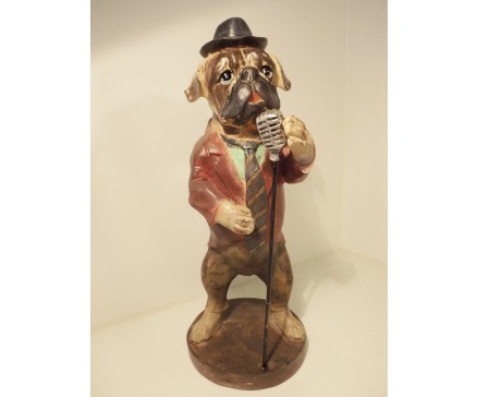 P1035770 Poly. Zingende hond met microfoon. Hoogte 34 cm.