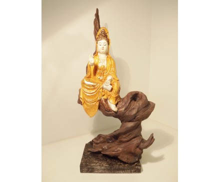 P1035240A Poly. Kwanyin in boom. Hoogte : 44 cm.