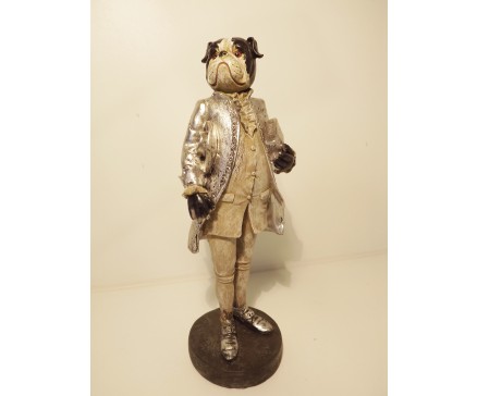 P1035771 Poly. Hond in zilveren maatpak. Hoogte : 24 cm.