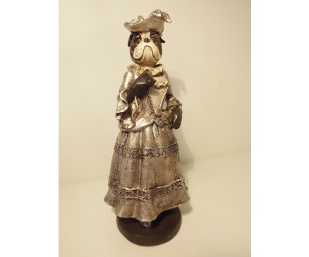 P1035772 Poly. Hond dame met zilveren jurk. Hoogte 25 cm.