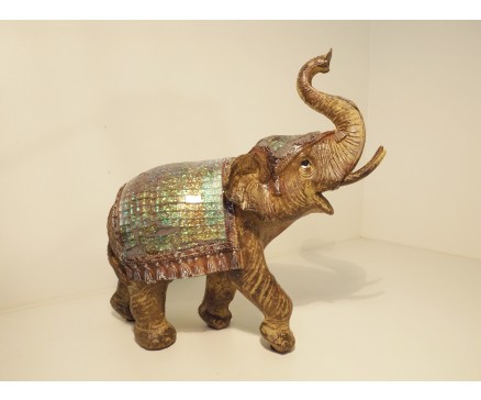 P1035519 Poly. Olifant met gekleurd glazen dekkleed. L x H : 20 x 22 cm.