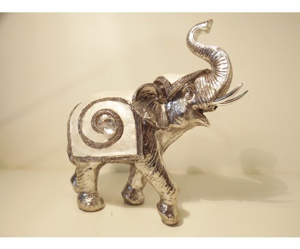 P1035695 Poly. Olifant met parelmoeren dekkleed met slurf omhoog. L X H : 22 x 22 cm.