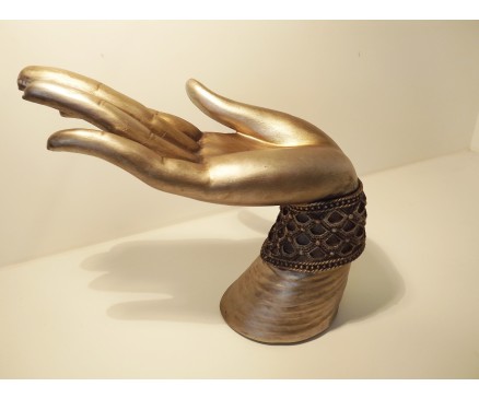 P1035562 Poly. Hand van boeddha bronskleurig op voet. L x H : 21 x 18 cm.