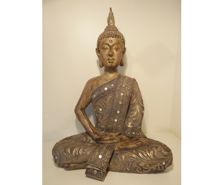 P1035807 Poly. Large Thai boeddha met spiegeltjes. Hoogte 50 cm.