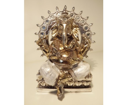P1035359 Poly. Zilveren Ganesh met parelmoer en achtergrond. Hoogte 20 cm.