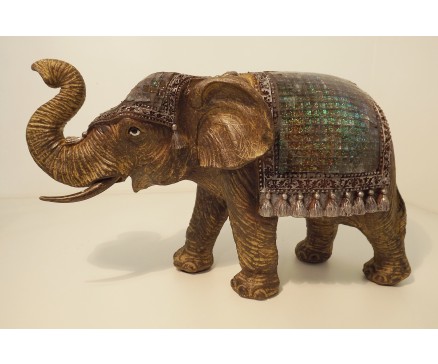 P1035518 Poly. Olifant met gekleurd glazen dekkleed. L X H : 30 x 17 cm.