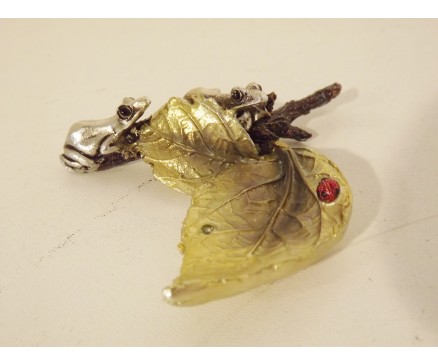 ST1036011 Stone blad met 2 kikkers. Lengte : 9 cm. 