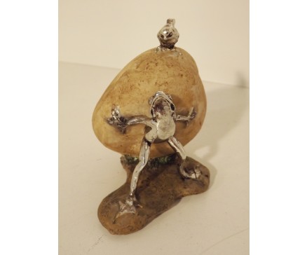 ST1036008 Stone kikker met vogel. Hoogte 9 cm.