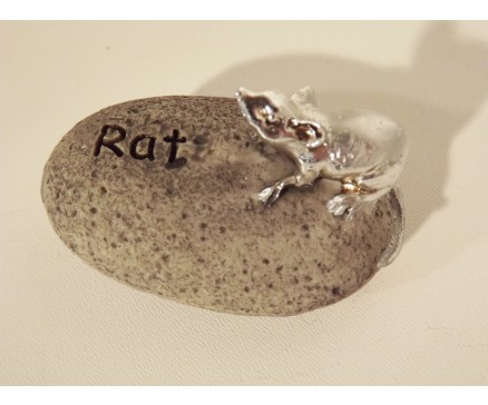 ST1036012 Stone Zodiac Rat. 6 x 6 cm. Per 4 stuks verpakt. Prijs is per 4 stuks.