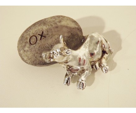 ST1036013 Stone Zodiac Ox. 6 x 6 cm. Per 4 stuks verpakt. Prijs is per 4 stuks.