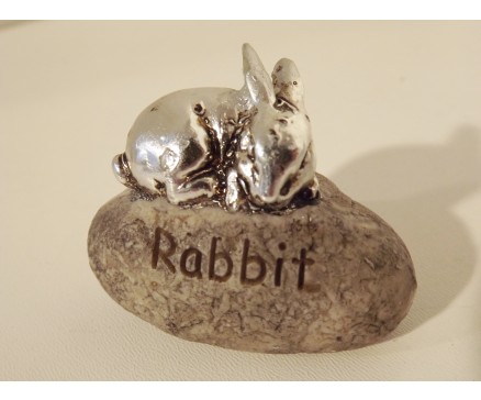 ST1036015 Stone Zodiac Rabbit. 6 x 6 cm. Per 4 stuks verpakt. Prijs is per 4 stuks.