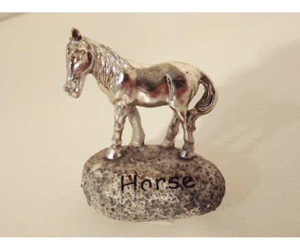 ST1037018 Stone Zodiac Horse. 6 x 6 cm. Per 4 stuks verpakt. Prijs is per 4 stuks.