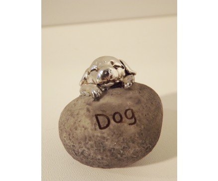 ST1036022 Stone Zodiac Dog. 6 x 6 cm. Per 4 stuks verpakt. Prijs is per 4 stuks.