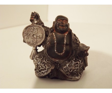 P1034010 Poly. Boeddha lucky met munt hoogte 4,5 cm. Zwart-zilver. Per 4 stuks verpakt. Prijs is per 4 stuks.