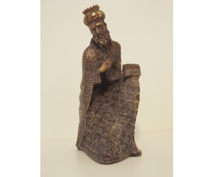 P1035790 Poly. Melchior biedt knielend goud aan. Religious. Hoogte 27 cm.