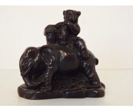 CD0298 Resin kind op olifant. Hoogte : 7 cm.