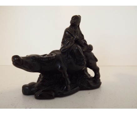 CD0494 Resin persoon op buffel. Hoogte : 7 cm.