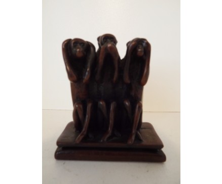 CD0227 Resin monkey hear no evil-speak no evil-see no evil. L x H : 10 x 10 cm.
