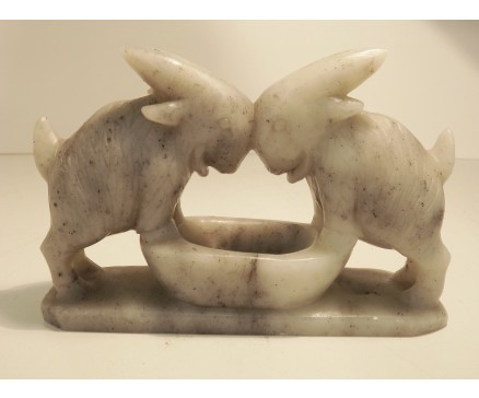 5005020 Steen. Speksteen 2 geiten bij voederbak L x H : 16 x 11 cm.