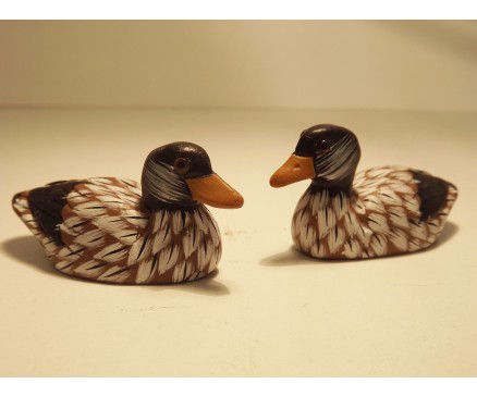 223-188A Steen. 2 gekleurde stenen eendjes lengte 6,5 cm. Per paar.