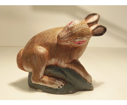 227-91 Steen. Gekleurd stenen konijn. L x H : 11 x 8 cm.