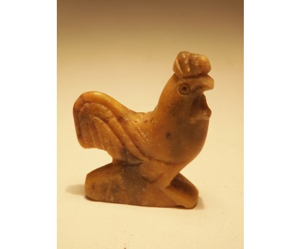 207-8 Steen. Speksteen haan hoogte 4 cm. Per 12 stuks verpakt. Prijs is per 12 stuks.