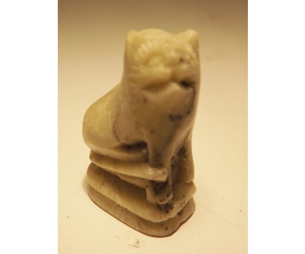 207-10 Steen. Speksteen poes hoogte 4 cm. Per 12 stuks verpakt. 50 % korting. Prijs is per 12 stuks.