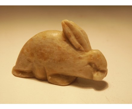 207-11 Steen. Speksteen konijn lengte 5 cm. Per 12 stuks verpakt. 50 % korting. Prijs is per 12 stuks.