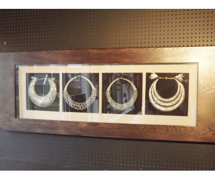 T9418247 tableau 4 colliers in bruine lijst. 160 x 60 cm.