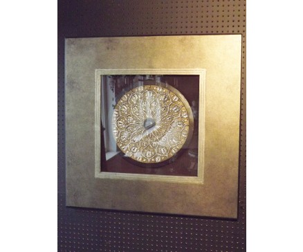 T9419515 tableau rond zilveren schild in goud-bruine lijst. 90 x 90 cm.