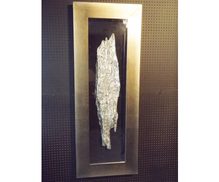 T9415027A tableau zilveren boomstronk in geel-groene lijst. 180 x 60 cm.