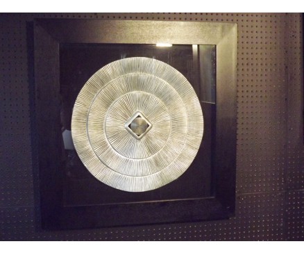 T9418925A tableau zilveren cirkel abstract in zwarte lijst. 90 x 90 cm.