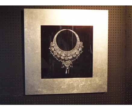 T9413916-S tableau collier in zilveren lijst. 80 x 80 cm.