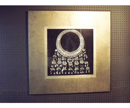 T9417746 tableau collier in bruine lijst. 90 x 90 cm.