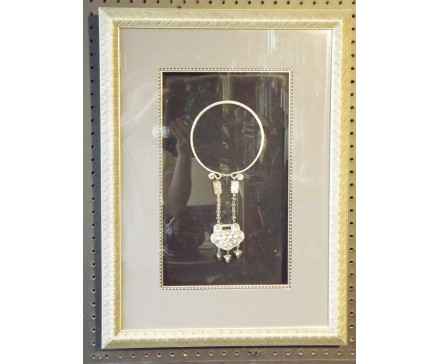 T4227 tableau zilveren collier in bewerkte zilveren lijst. 44 x 62 cm.