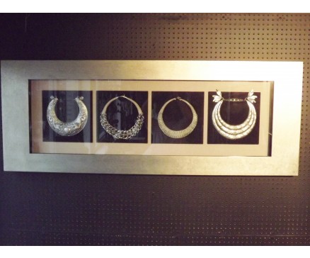 T23157 tableau 4 colliers in zilveren lijst 60 x 160 cm.
