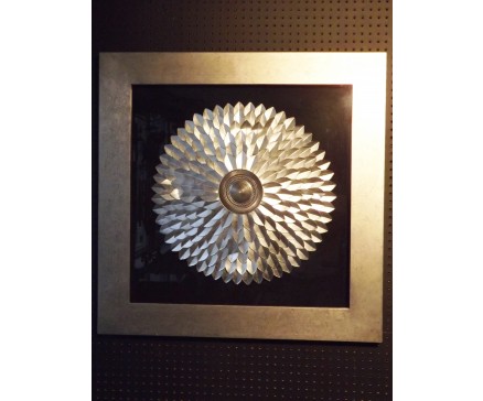 T24023 tableau "dahlia" in zilveren lijst 90 x 90 cm.