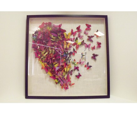 T55334A Wanddecoratie. Fel gekleurde vlinders in hartvorm achter glas in zwarte lijst. 90 x 90 cm.