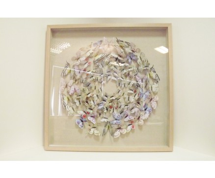 T55363 Wanddecoratie. Gekleurde vlinders in cirkel achter glas in houten lijst. 90 x 90 cm.