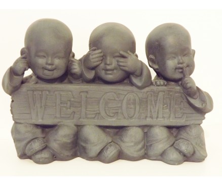 G1037106-DG Garden. Kindmonnik horen-zien-zwijgen "welcome". L x B : 42 x 23 cm. Dark-grey.