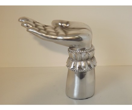 P1035227 Poly. Hand staand zilver. Hoogte 25 cm.
