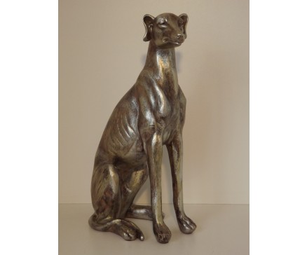 P1035634 Poly. Zittende hond zilver. Hoogte : 40 cm.