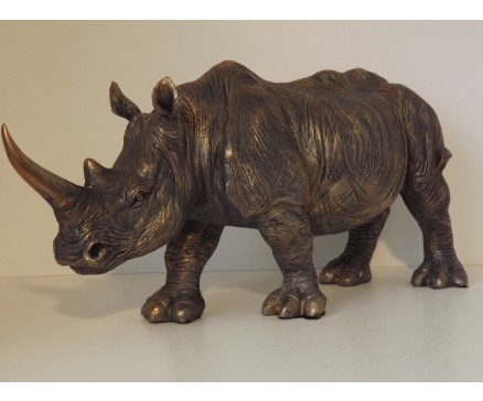 P1035635 Poly. Neushoorn bronskleur. LxH : 55 x 26 cm.